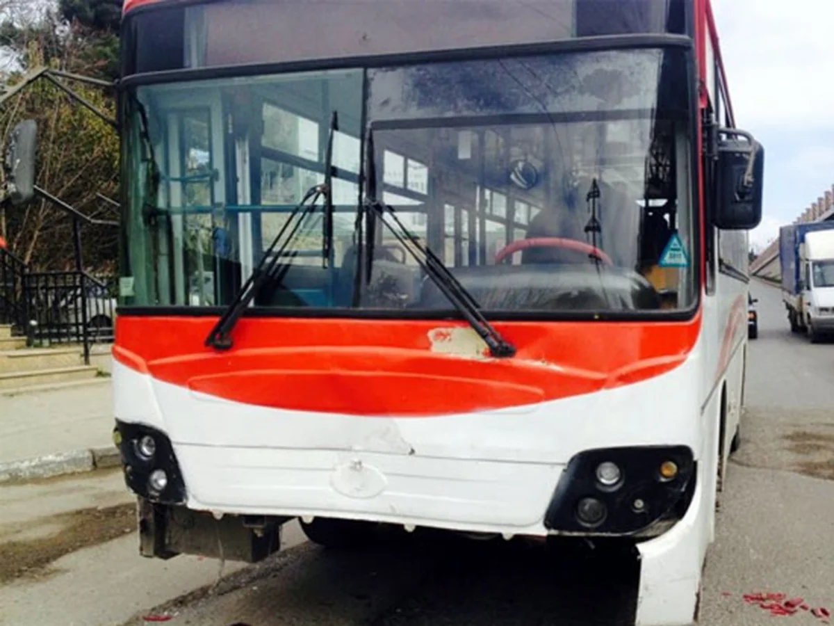 Bakıda avtobus qucağında uşaq olan qadını vurub