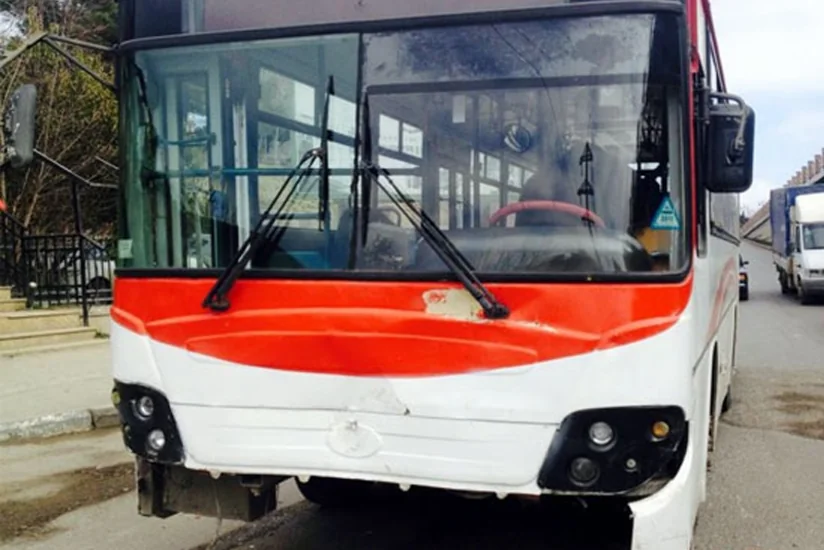 Bakıda avtobus qucağında uşaq olan qadını vurub