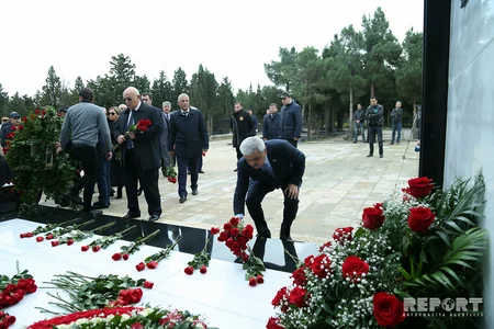 SOCAR rəhbərliyi Natiq Əliyevin məzarını ziyarət edib