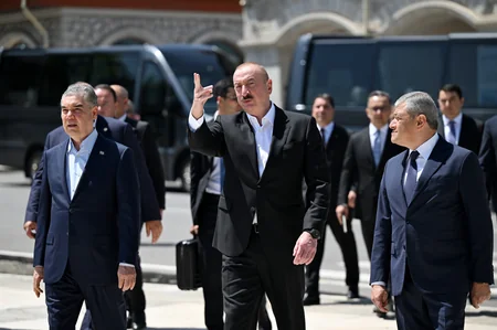 İlham Əliyev və Qurbanqulu Berdiməhəmmədov Şuşada Natəvanın, Bülbülün və Üzeyir Hacıbəylinin gülləbaran edilmiş heykəllərinə baxıblar