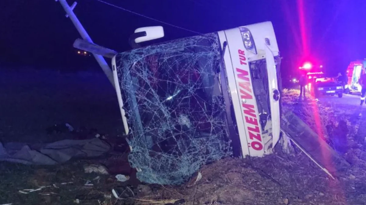 Türkiyədə sərnişin avtobusu qəzaya uğrayıb, onlarla insan xəsarət alıb