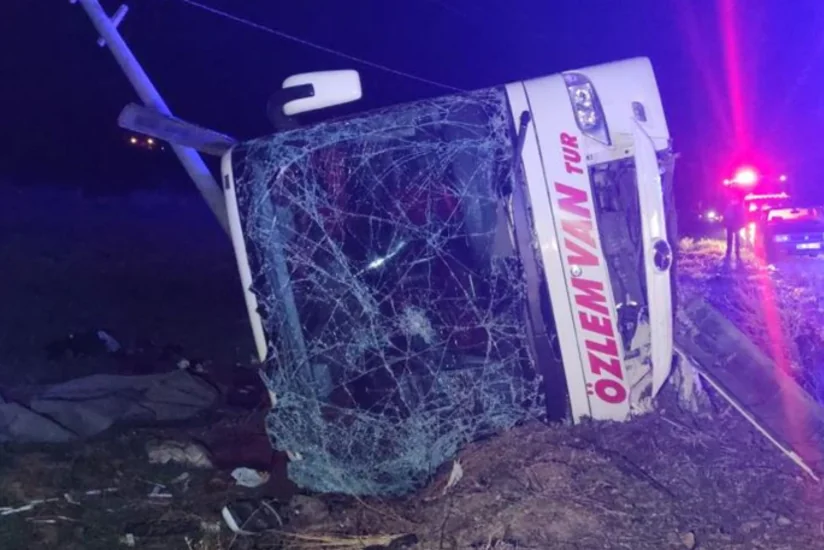 Türkiyədə sərnişin avtobusu qəzaya uğrayıb, onlarla insan xəsarət alıb