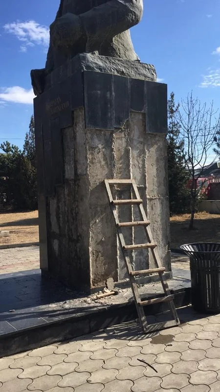 Gürcüstanda Nərimanovun heykəlinin bərpasına başlanıldı - FOTO