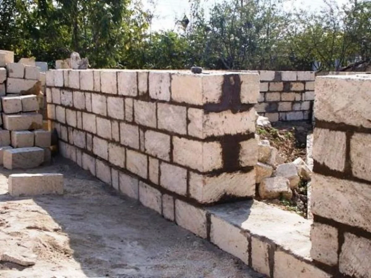 Astarada hörgü zamanı ustanın üzərinə divar aşıb