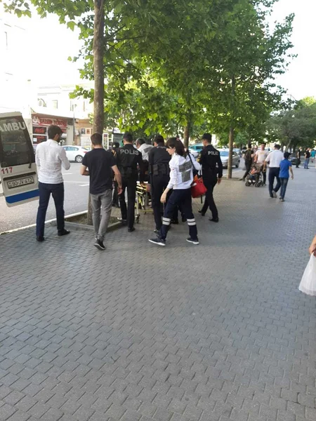 Bakıda halı pisləşən şəxs polis əməkdaşlarının köməkliyi ilə xəstəxanaya çatdırılıb