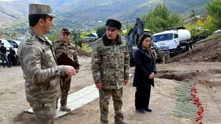 Hərbi prokuror azad olunmuş ərazilərdə aşkarlanmış kütləvi məzarlıqlara gedib