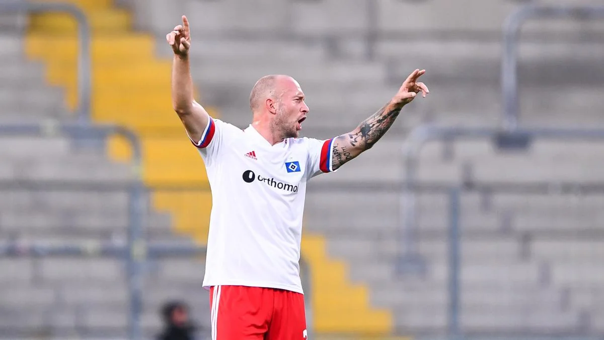 Almaniyada futbolçu azarkeşlə dalaşdı