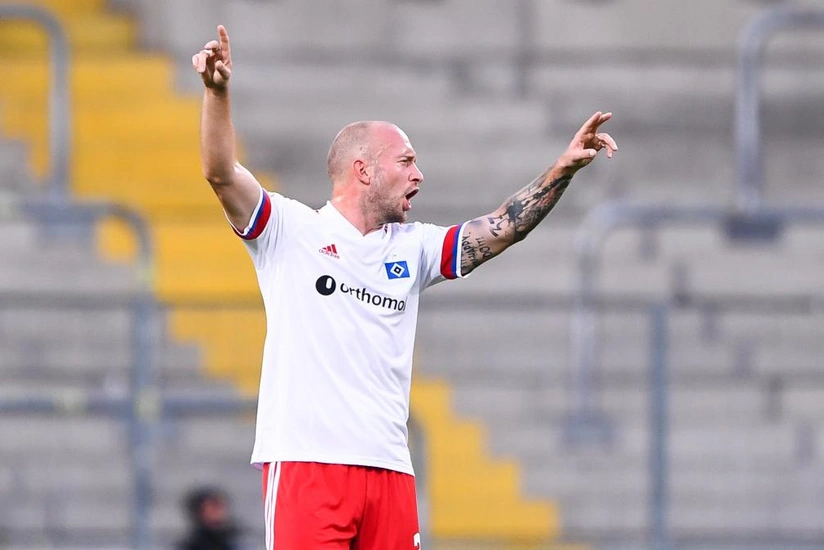 Almaniyada futbolçu azarkeşlə dalaşdı