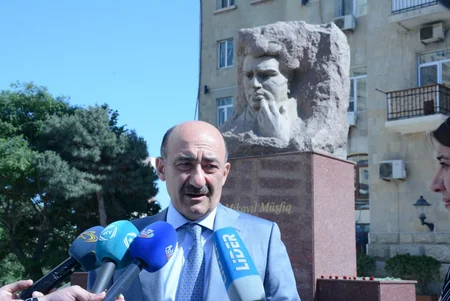 Mikayıl Müşfiqin doğum günündə abidəsi ziyarət olunub
