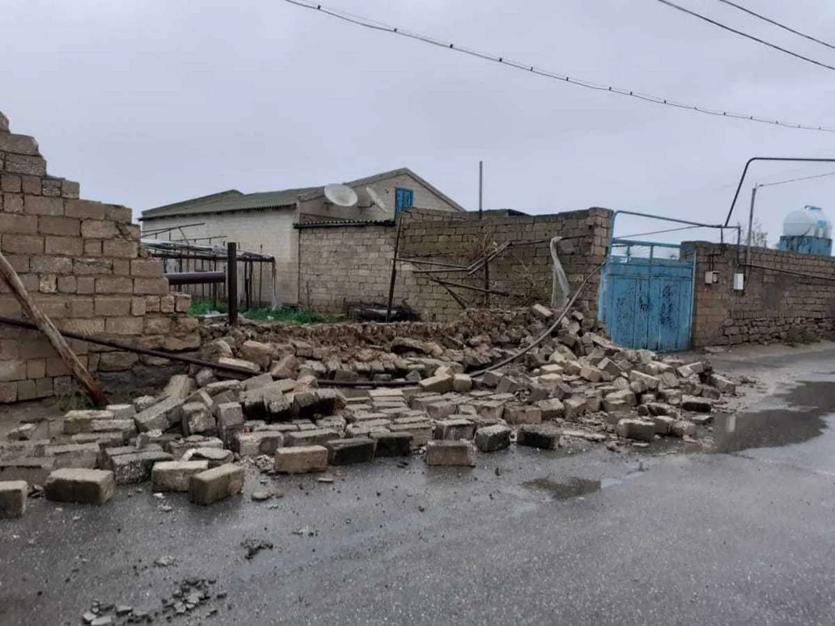 Bakıda hasar qaz xəttinin üstünə aşıb