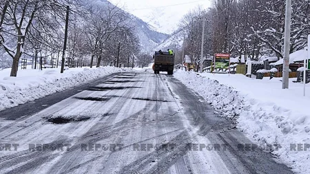 Qaxda buzlu yollara duz-qum səpilib