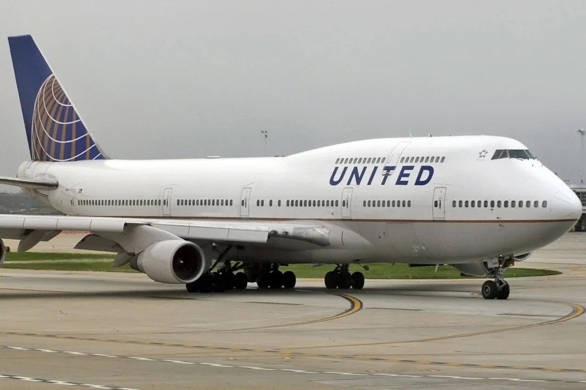 Boeing компании United Airlines совершил вынужденную посадку в Лондоне