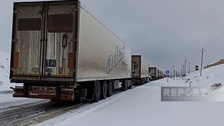 Bakı-Quba magistralında yük maşınları yolda qalıb