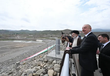 İlham Əliyev və Seyid İbrahim Rəisi Azərbaycan-İran dövlət sərhədində görüşüblər