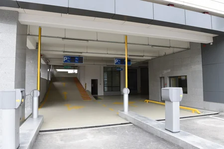 Bakının 8-ci Kilometr qəsəbəsində çoxmərtəbəli avtomobil dayanacağı istifadəyə verilib