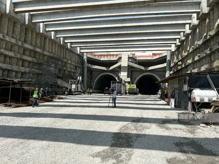 AAYDA rəsmisi: Ağsuçay vadisində 1186 metrlik unikal avtomobil körpüsünün tikintisi davam etdirilir  - VİDEO