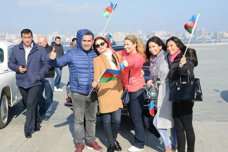 Bakıda Dövlət Bayrağı Günü münasibətilə klassik avtomobillərin paradı keçirilib - FOTOREPORTAJ