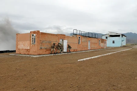 Baş Qərargah rəisi Quru Qoşunlarında olub, xidməti müşavirə keçirib