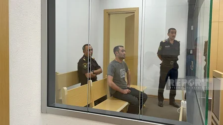Coratda evə silahlı basqın edərək üç nəfəri öldürməkdə təqsirləndirilən şəxsin məhkəməsi başlayıb