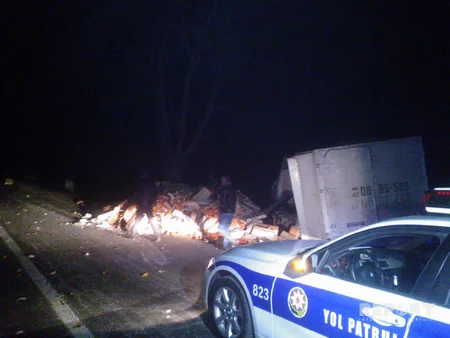 ​Qaxda xurma daşıyan maşın aşıb, 5 ton məhsul yola tökülüb - FOTO