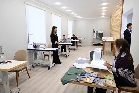 İlham Əliyev və Mehriban Əliyeva Xocalı şəhərinə köçən sakinlərlə görüşüblər - YENİLƏNİB