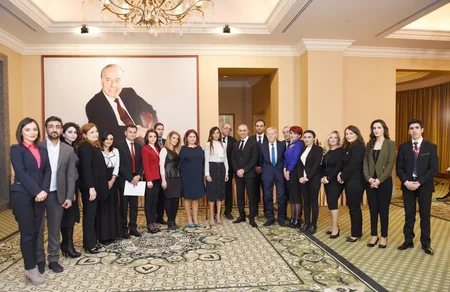 Heydər Əliyev Fondunun prezidenti Mehriban Əliyevaya “2015-ilin adamı” mükafatı təqdim edilib