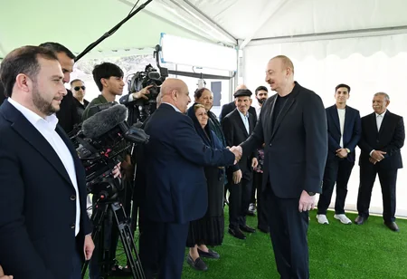 Prezident İlham Əliyev Laçının Bəylik kəndinə köçən sakinlərlə görüşüb, onlara evlərin açarlarını təqdim edib - YENİLƏNİB