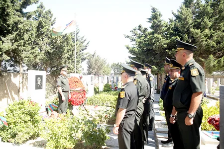 Müdafiə Nazirliyinin nümayəndələri Mübariz İbrahimovun məzarını ziyarət edib