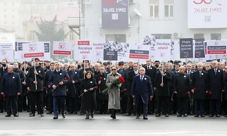 Xocalı soyqırımının 30-cu ildönümü ilə əlaqədar Bakıda ümumxalq yürüşü keçirilib,  İlham Əliyev və Mehriban Əliyeva yürüşdə iştirak edib