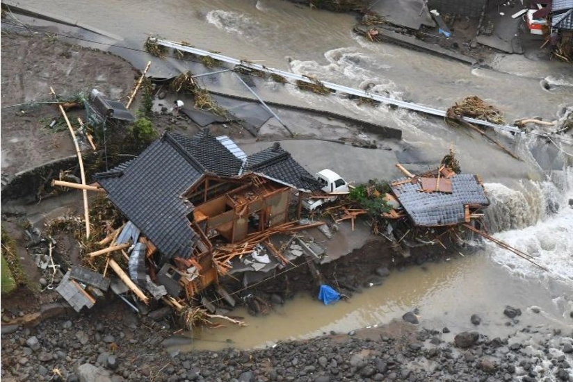 Yaponiyada leysan nəticəsində bir nəfər ölüb, 22 nəfər itkin düşüb