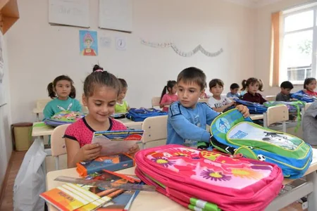 Regionlarda məktəblilərə çanta və dərs ləvazimatı hədiyyə edilib