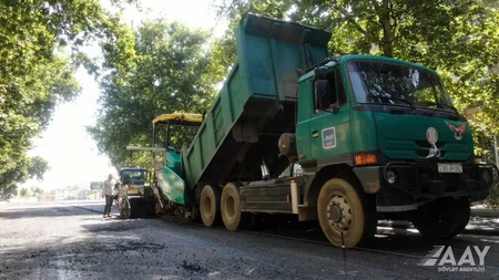 Bakının Mikayıl Müşfiq küçəsində asfaltlanma işləri icra olunur