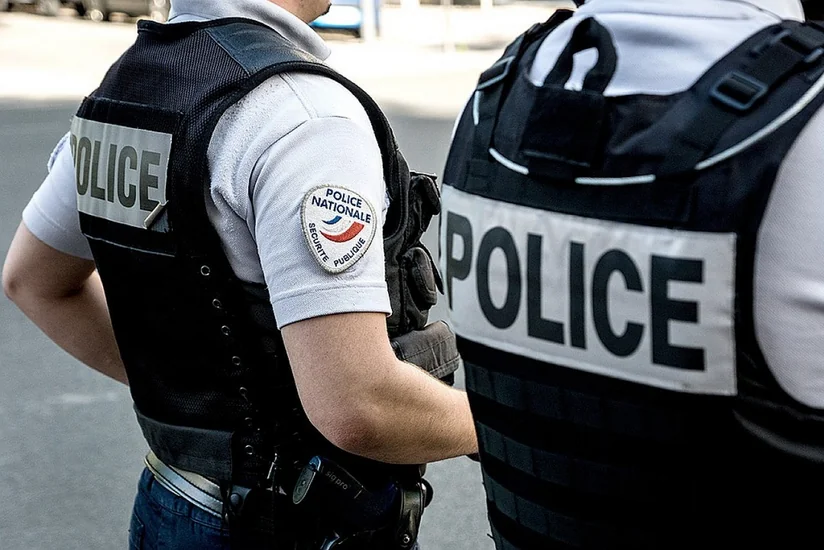 В Париже голый мужчина напал на полицейских