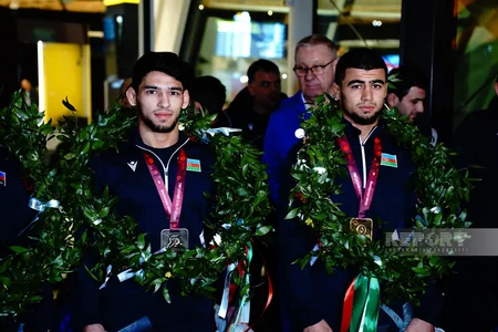 Avropa çempionatında tarixi uğura imza atan güləşçilərimiz Vətənə qayıdıb