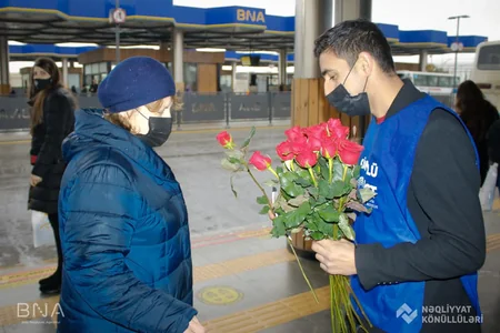 BNA könüllüləri dayanacaqlarda xanımlara gül təqdim edib