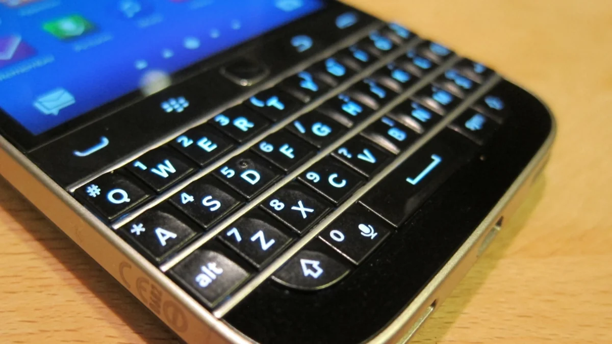 US Department of State denies giving Blackberry to Clinton