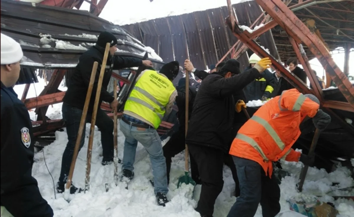 Heavy snowfall collapsed roof and injured many in Konya