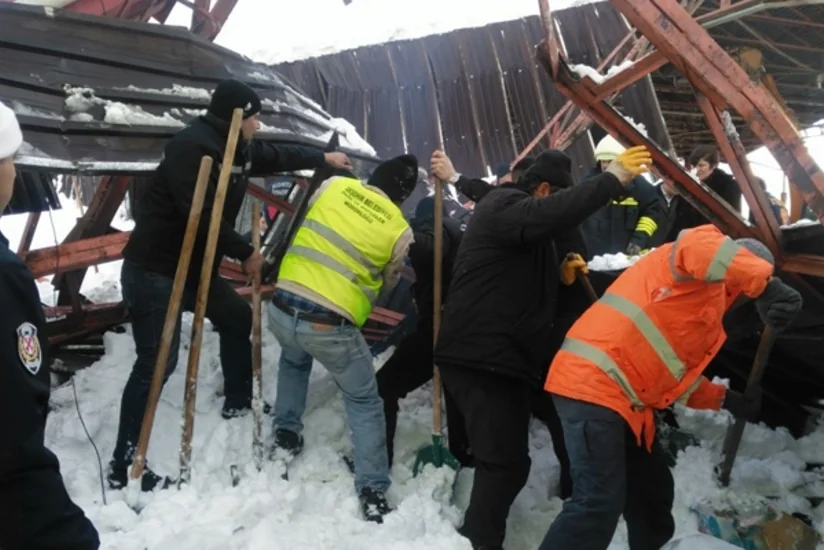 Heavy snowfall collapsed roof and injured many in Konya