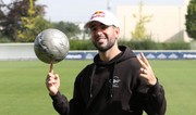 Famous freestyle world champion arrives in Baku for minifootball mundial