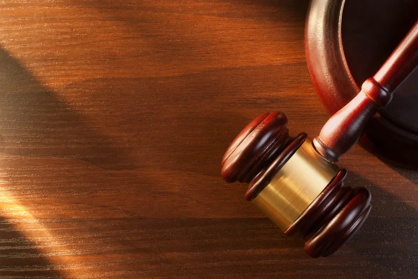 Prokuror dələduzluqda təqsirləndirilən keçmiş polis rəisinin arvadına cəza istəyib