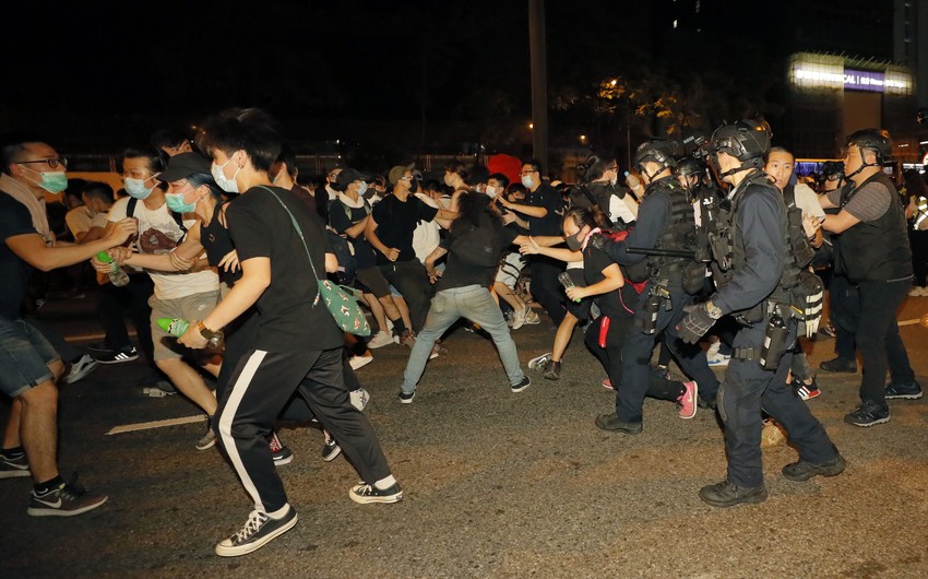 Honkonqda nümayişçilərlə toqquşmalarda 15 polis əməkdaşı yaralanıb