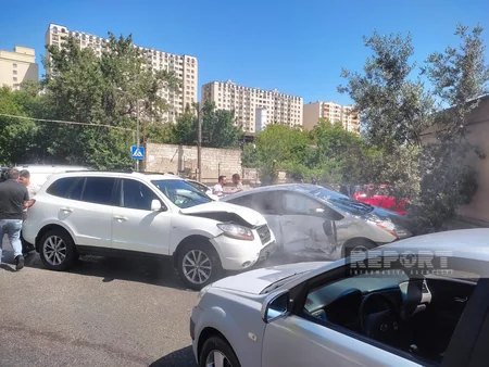 В Баку произошло ДТП с участием автомобиля Prius