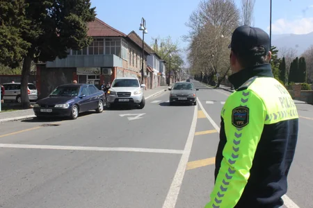 Qaxda təhlükəsizlik kəmərindən istifadə etməyən sürücülər cərimələnib