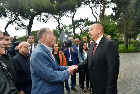 President Ilham Aliyev views conditions created at newly-reconstructed park in Baku