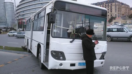 Bakıda sərnişin avtobusu qəza törədib - FOTO