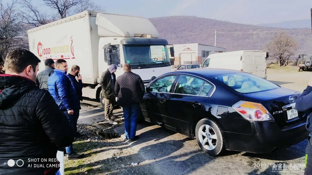 Oğuzda yük və minik avtomobilləri toqquşub, xəsarət alan var - FOTO