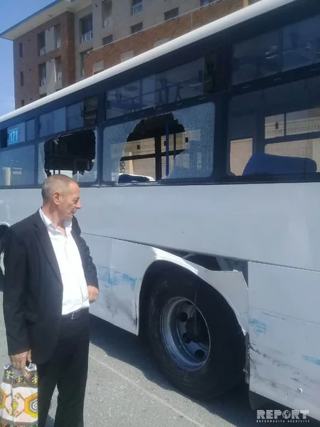 Bakıda sərnişin avtobusu kranla toqquşub, xəsarət alanlar var - FOTO