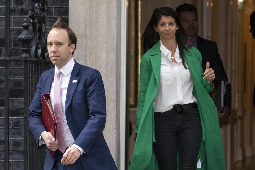 Britaniyanın səhiyyə naziri köməkçisi ilə qalmaqal fonunda istefa verdi