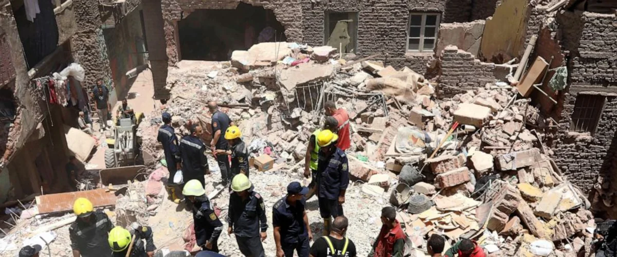 Misirdə beşmərtəbəli binanın çökməsi nəticəsində ölənlərin sayı 12-yə çatıb - YENİLƏNİB