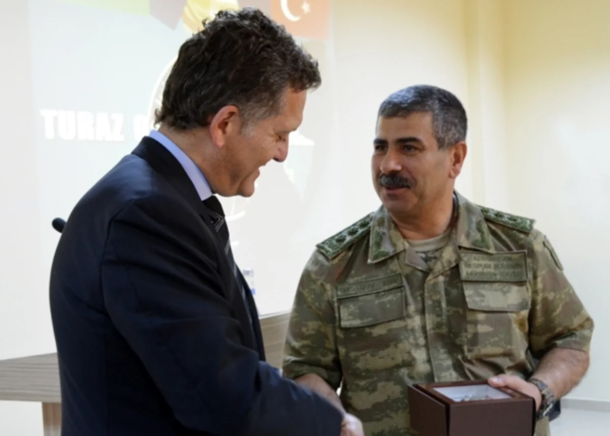 Zakir Həsənov “TurAz Qartalı-2015” təlimlərində iştirak edən şəxsi heyətlə görüşüb